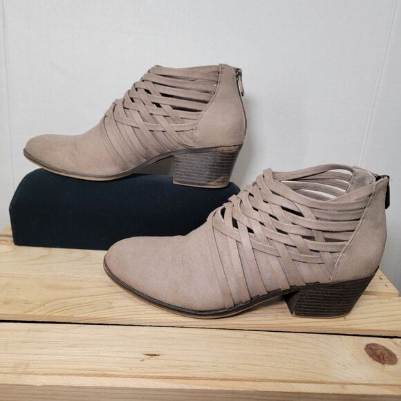 Fergalicious by Fergie Faux Suede Ankle Boots 2" Heel w/ Box - Size 9M - Picture 3 of 9